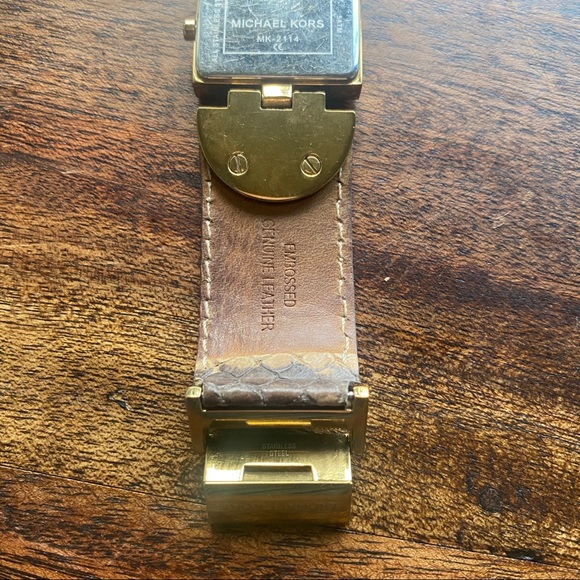 Micheal Kors snake print watch with gold clasps - Picture 7 of 7